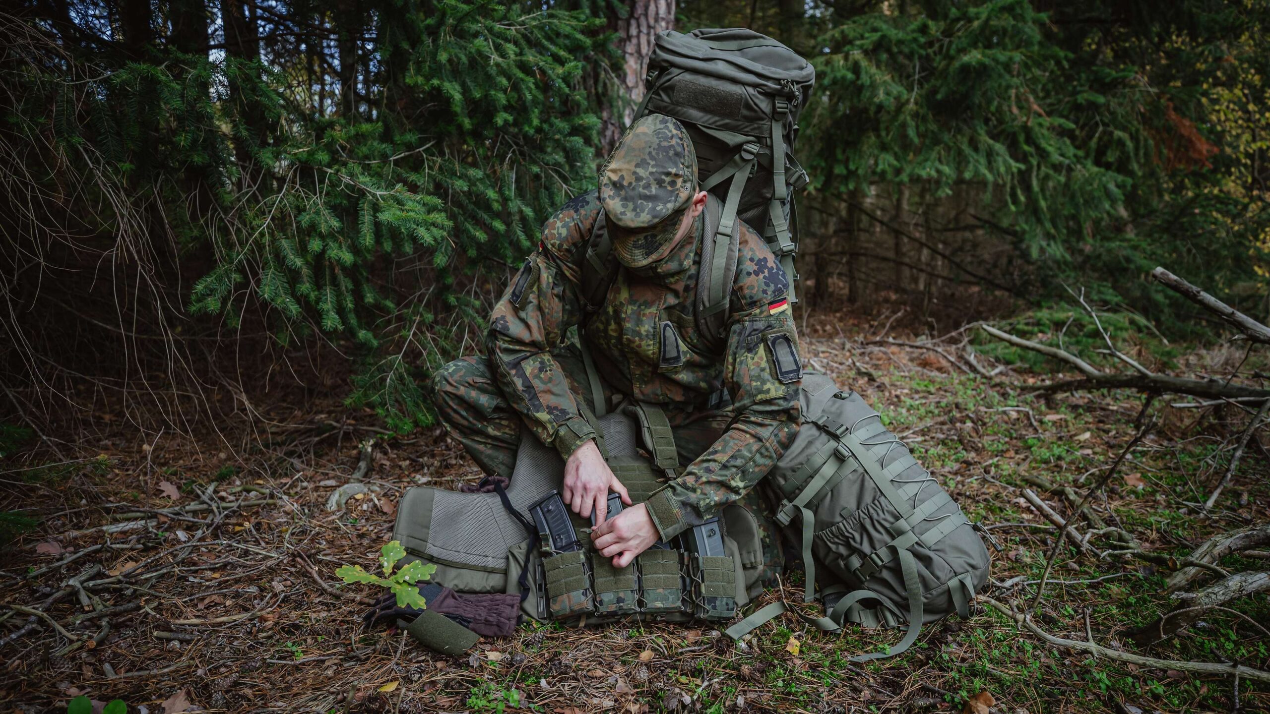 Bundeswehr Und Mehr Verkäufe -Bundeswehr Und Mehr Verkäufe soldat ausruestung wald scaled